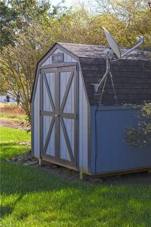 view of outbuilding with a yard