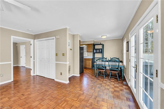 dining space featuring ornamental molding, visible vents, and baseboards