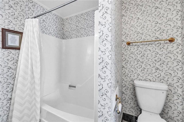 full bathroom featuring crown molding, shower / bath combo, toilet, and wallpapered walls