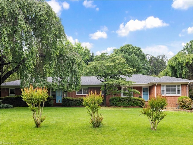 252 Lucerne Ln NW, Winston-Salem, NC 27104 - ranch-style home featuring a front yard and brick siding