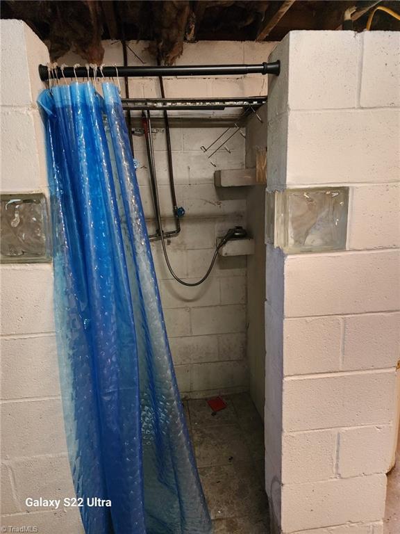 2226/2234 NC-268, Pilot Mountain, NC 27041 - bathroom featuring a shower with curtain and concrete flooring