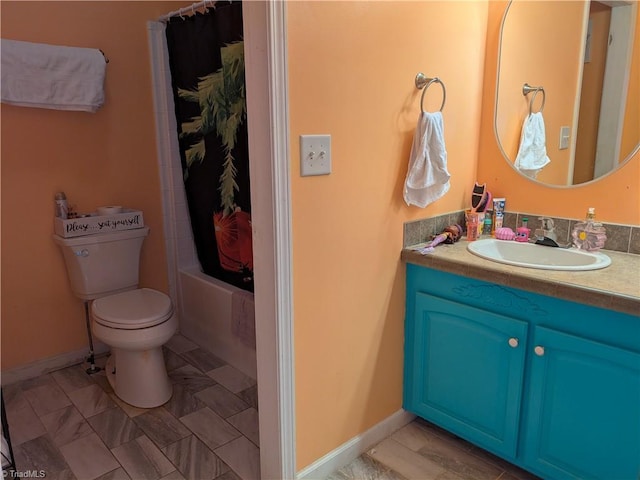 full bath with shower / bath combo, vanity, toilet, and baseboards