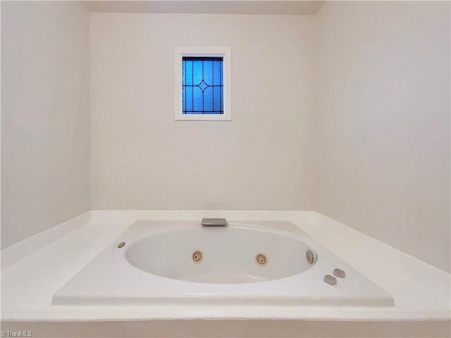 bathroom featuring a washtub