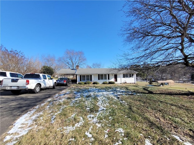 single story home with a front yard