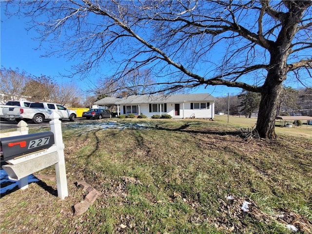 single story home with a front yard