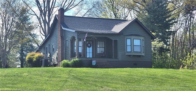 view of front facade featuring a front yard