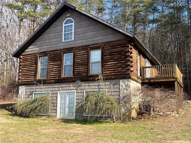 view of side of property featuring a lawn