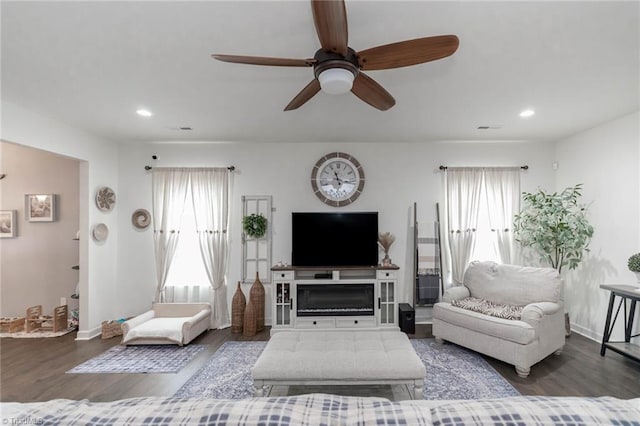 living area featuring recessed lighting, wood finished floors, and baseboards