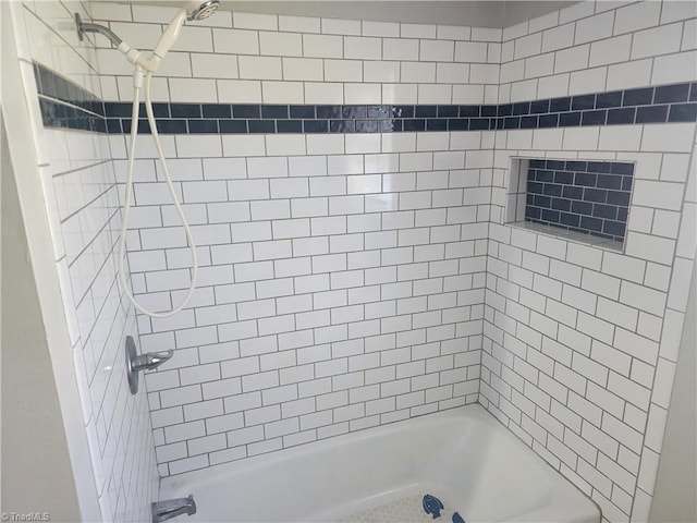 bathroom with tiled shower / bath combo