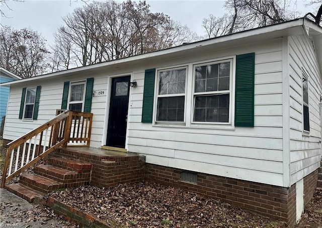 view of front of property featuring crawl space