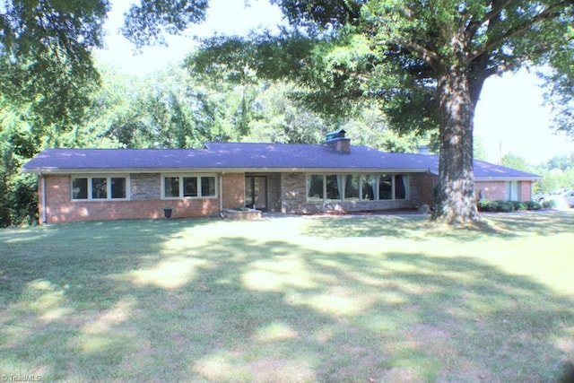 single story home with a front lawn