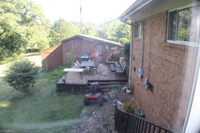 view of yard featuring an outbuilding