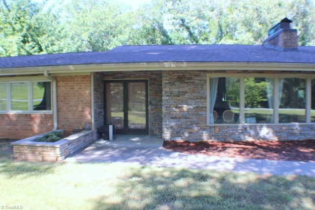 exterior space featuring a front yard