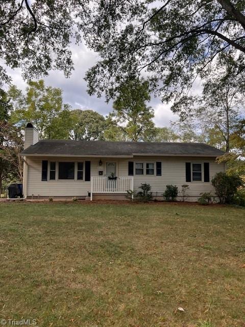 ranch-style house featuring a front lawn