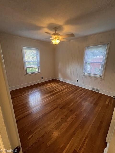 empty room featuring dark hardwood / wood-style floors and ceiling fan