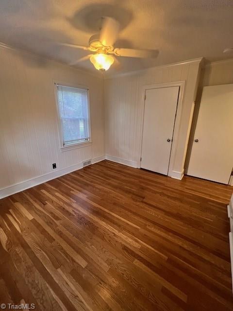 unfurnished room featuring dark hardwood / wood-style floors and ceiling fan