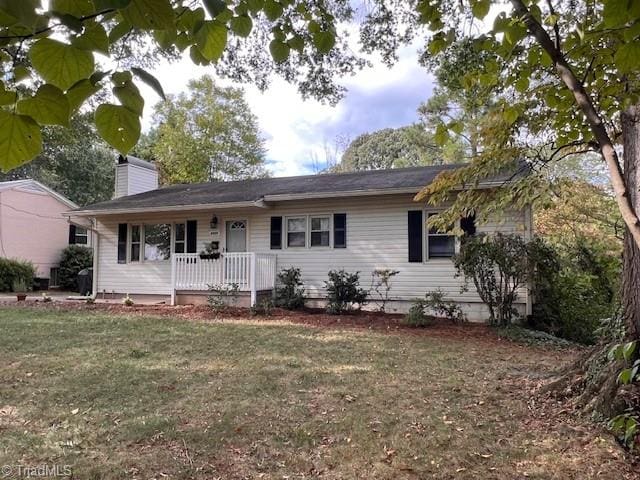 single story home featuring a front lawn