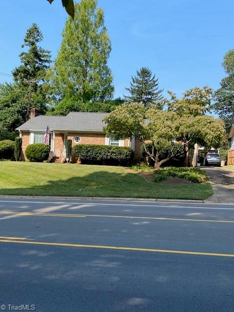 view of front of house with a front yard