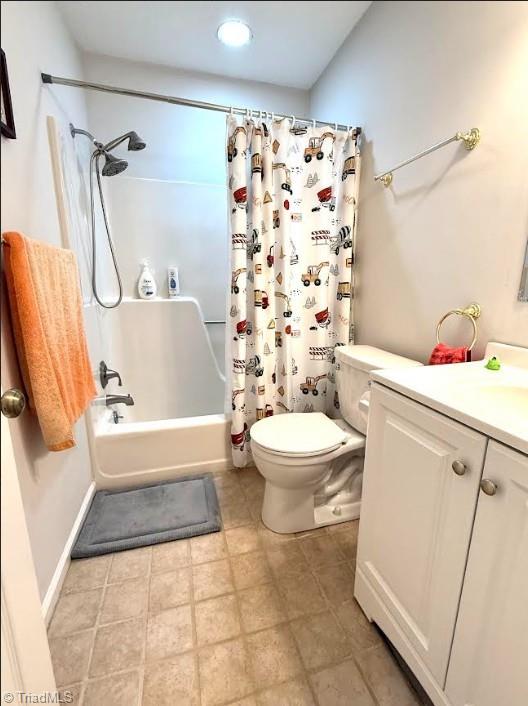 full bath featuring vanity, shower / bath combination with curtain, toilet, and baseboards