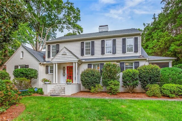 view of front of home featuring a front lawn and a garage