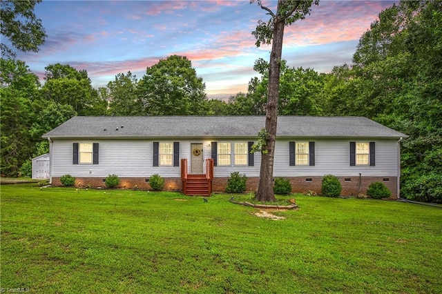 single story home featuring a lawn