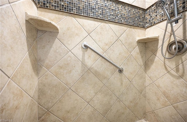 room details featuring tiled shower