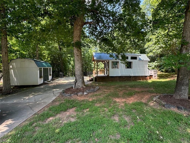 view of yard featuring a storage unit