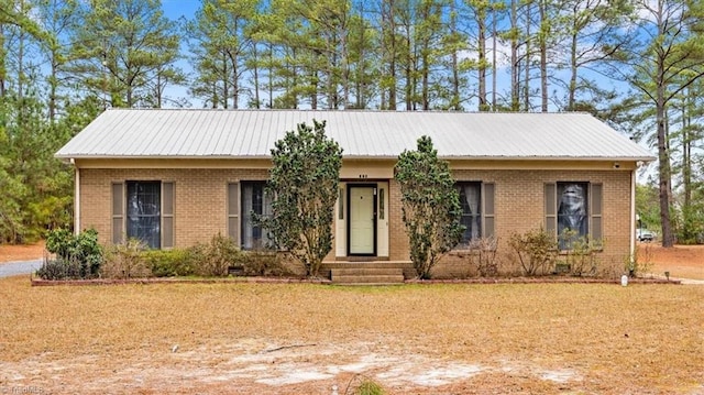 ranch-style house featuring a front yard