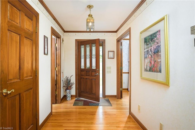 102 Shawnee Cir, Lexington, NC 27295 - foyer entrance with light wood-style flooring, baseboards, and crown molding