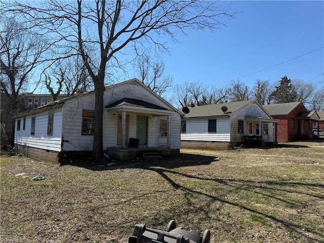 view of front of property featuring crawl space, a porch, and a front lawn