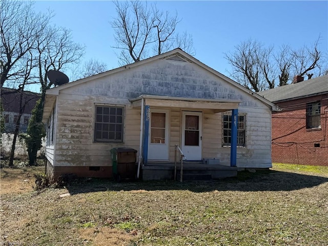 view of front facade with a front lawn and crawl space