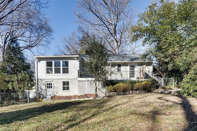 view of front facade featuring a front lawn