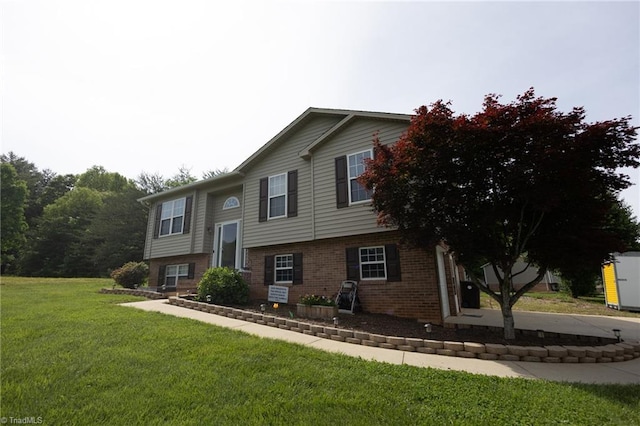 113 Stone Bridge Rd, Mount Airy, NC 27030 - raised ranch featuring brick siding and a front lawn