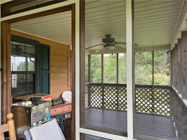 sunroom / solarium featuring ceiling fan