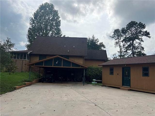 view of front of house featuring a front yard