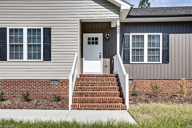 entrance to property featuring crawl space