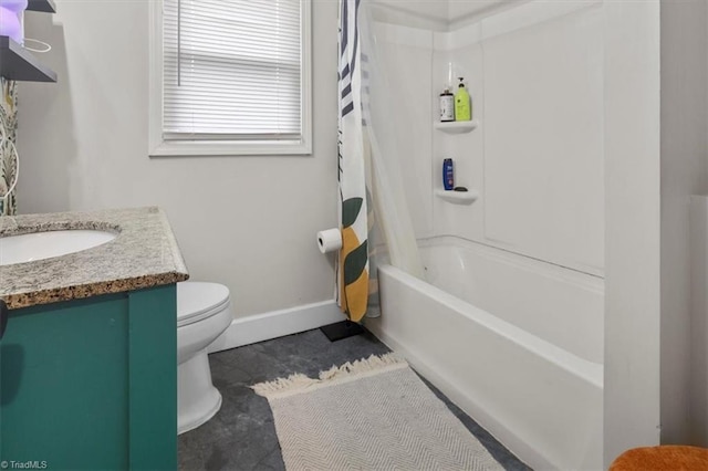 full bathroom featuring shower / bath combo with shower curtain, toilet, vanity, and baseboards