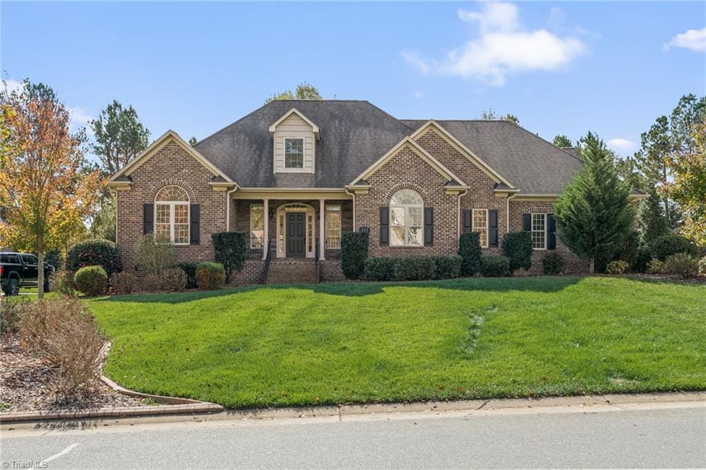 view of front of home featuring a front lawn