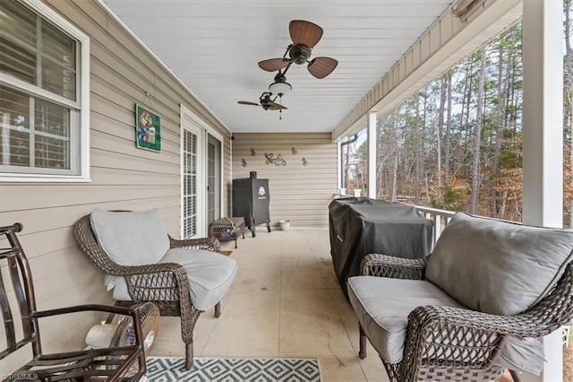 sunroom / solarium with a ceiling fan