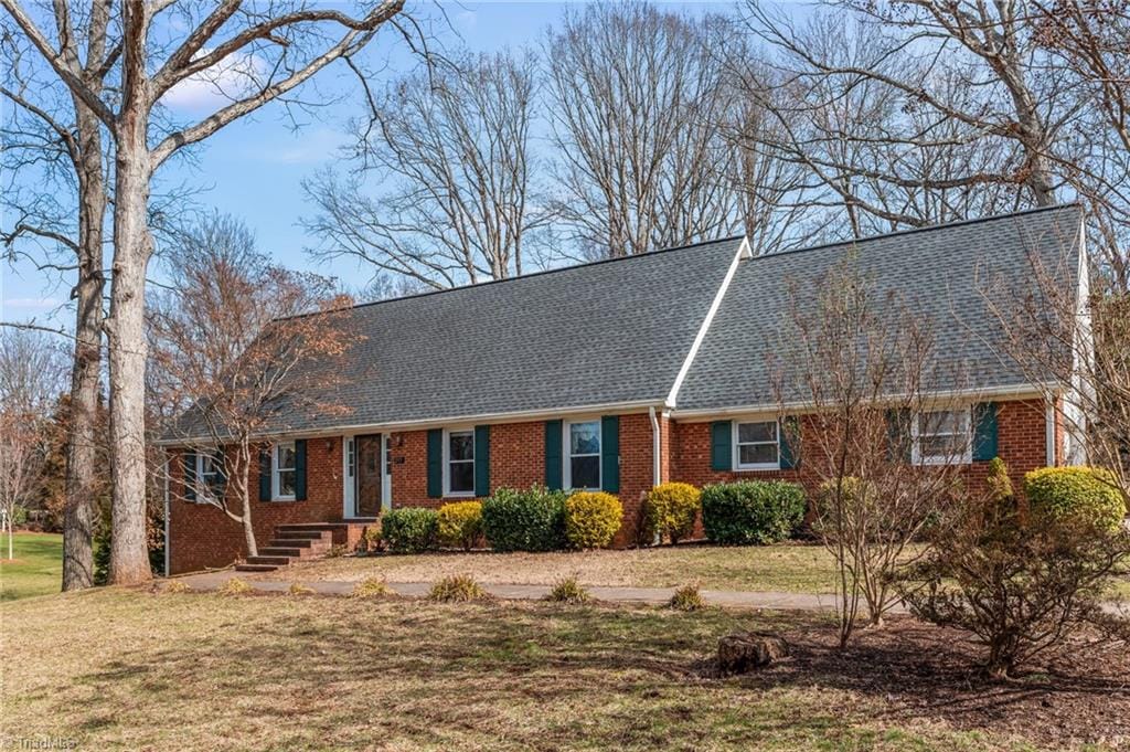 ranch-style house featuring a front lawn