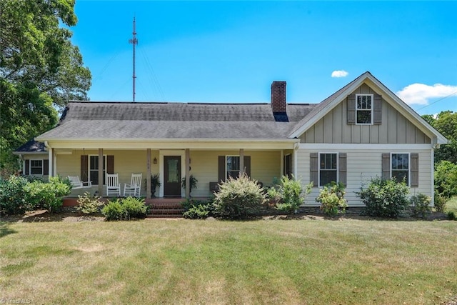 view of front of house featuring covered porch and a front yard