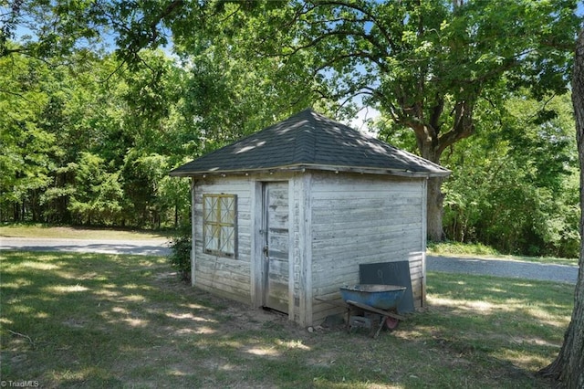 view of outdoor structure featuring a yard