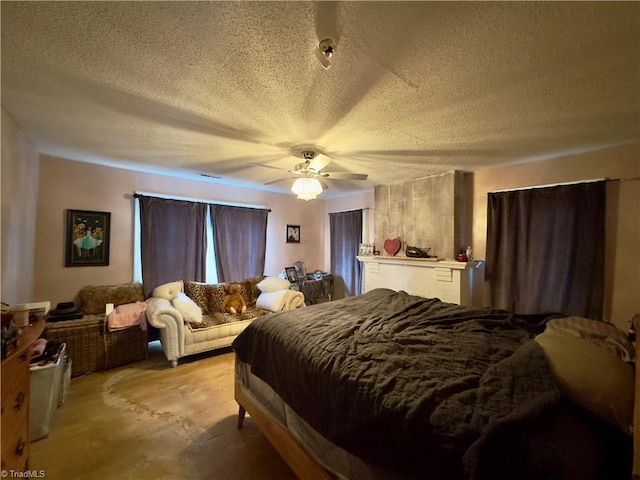 bedroom featuring ceiling fan and a textured ceiling