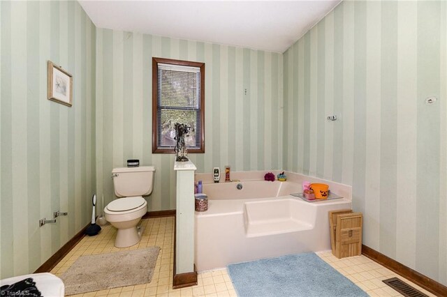 bathroom featuring toilet and a washtub