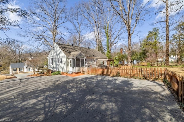 view of front of house featuring a fenced front yard