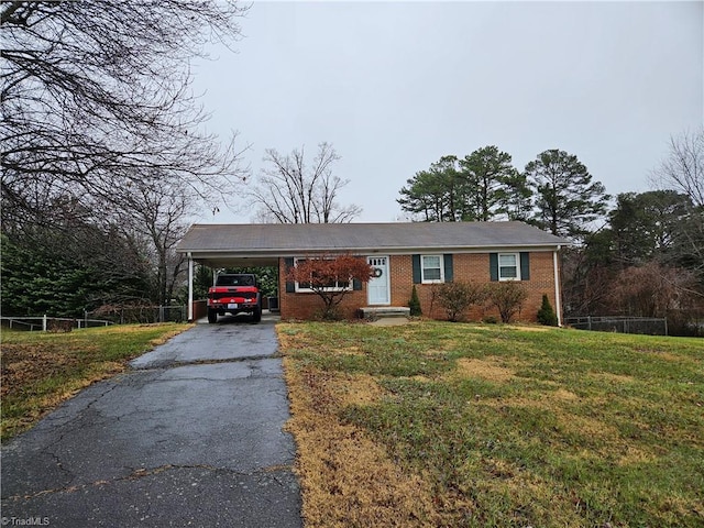 view of front of house featuring a carport and a front yard