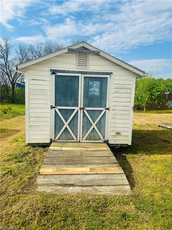 view of shed / structure featuring a yard