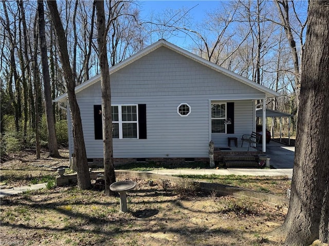 view of front of house featuring crawl space, covered porch, and a carport