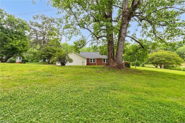 view of green lawn