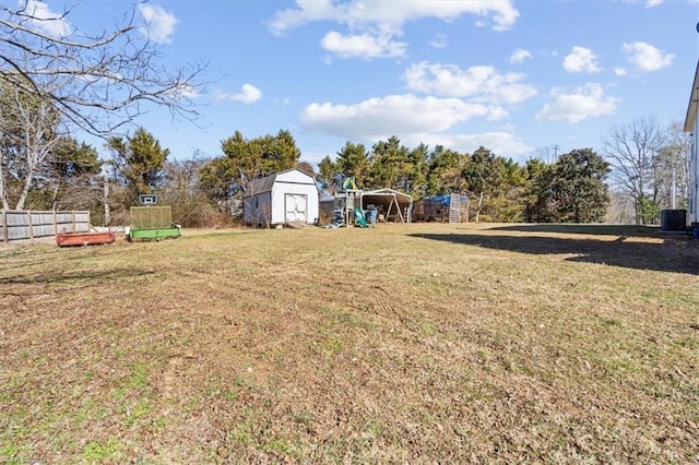 view of yard featuring a storage unit